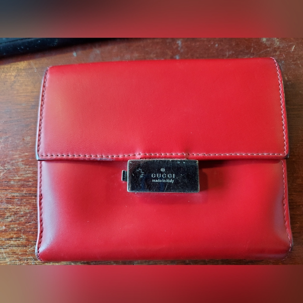 Two fold Gucci wallet, perfect for Valentines day